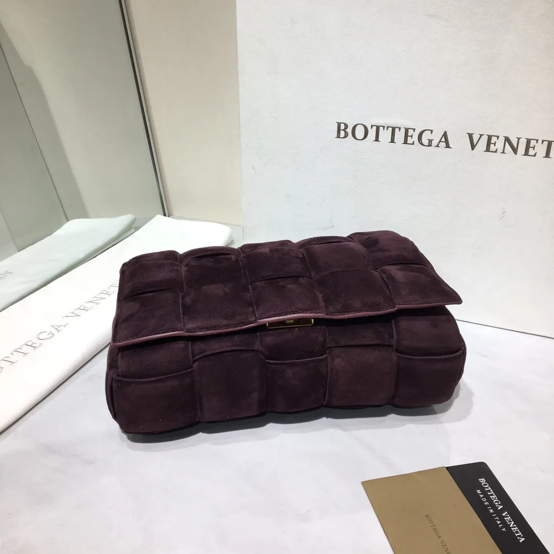 The Veneta Cassette pillow bag is made of soft frosted calfskin + aged matte gold buckle, very very fashionable! ! The leather feels super comfortable to the touch, and it has adjustable spaghetti straps with a signature triangle buckle. Size:26cm*18cm*8cm